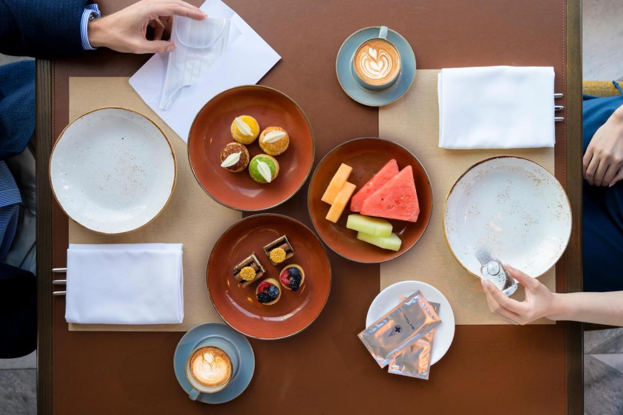 فندق بيكاديلي نيودلهي المظهر الخارجي الصورة A table set for breakfast