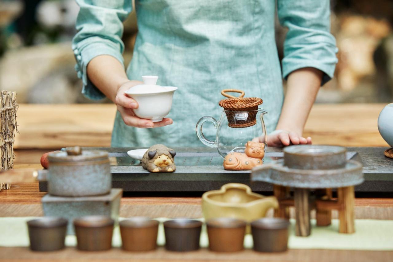 فندق بيكاديلي نيودلهي المظهر الخارجي الصورة A tea master preparing for a tea ceremony