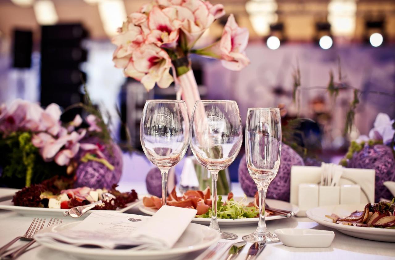 فندق بيكاديلي نيودلهي المظهر الخارجي الصورة A table set for a formal dinner