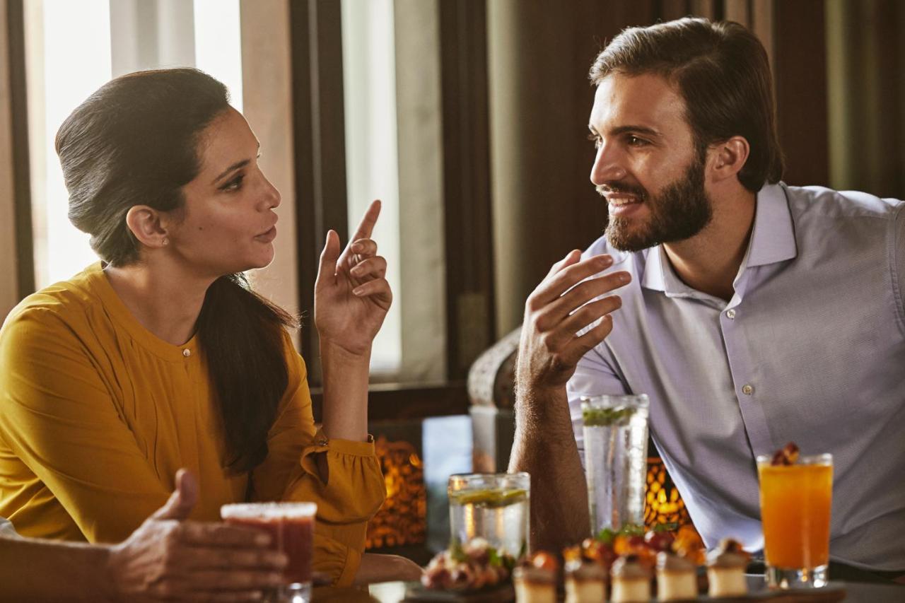 فندق بيكاديلي نيودلهي المظهر الخارجي الصورة A couple talking