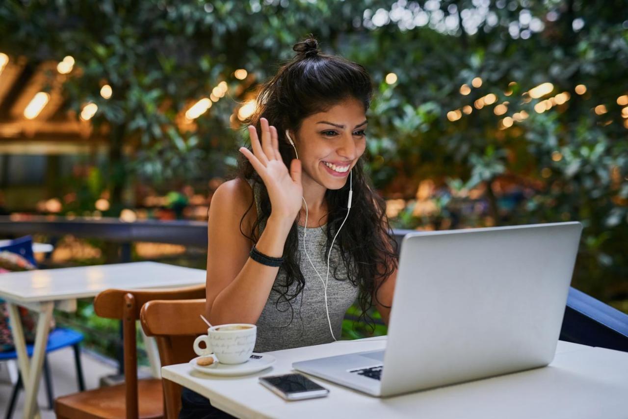 فندق بيكاديلي نيودلهي المظهر الخارجي الصورة A woman using a laptop for a video call