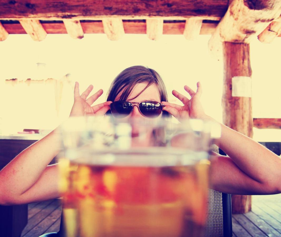 فندق بيكاديلي نيودلهي المظهر الخارجي الصورة A woman drinking beer