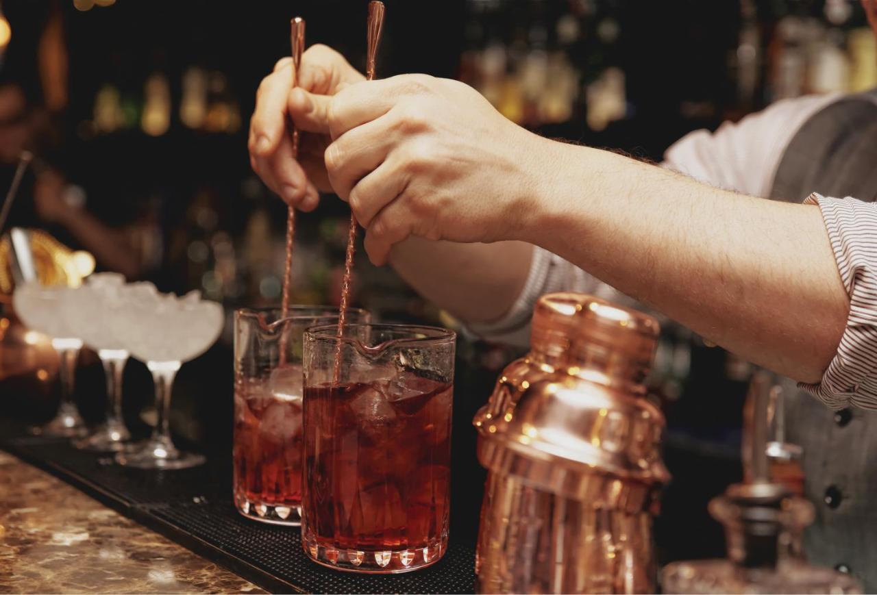 فندق بيكاديلي نيودلهي المظهر الخارجي الصورة A bartender stirring a Negroni