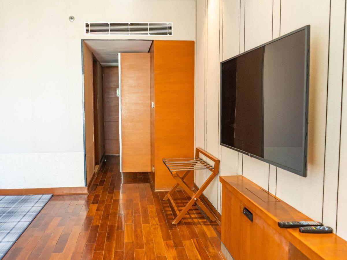 فندق بيكاديلي نيودلهي المظهر الخارجي الصورة A television set in a hotel room