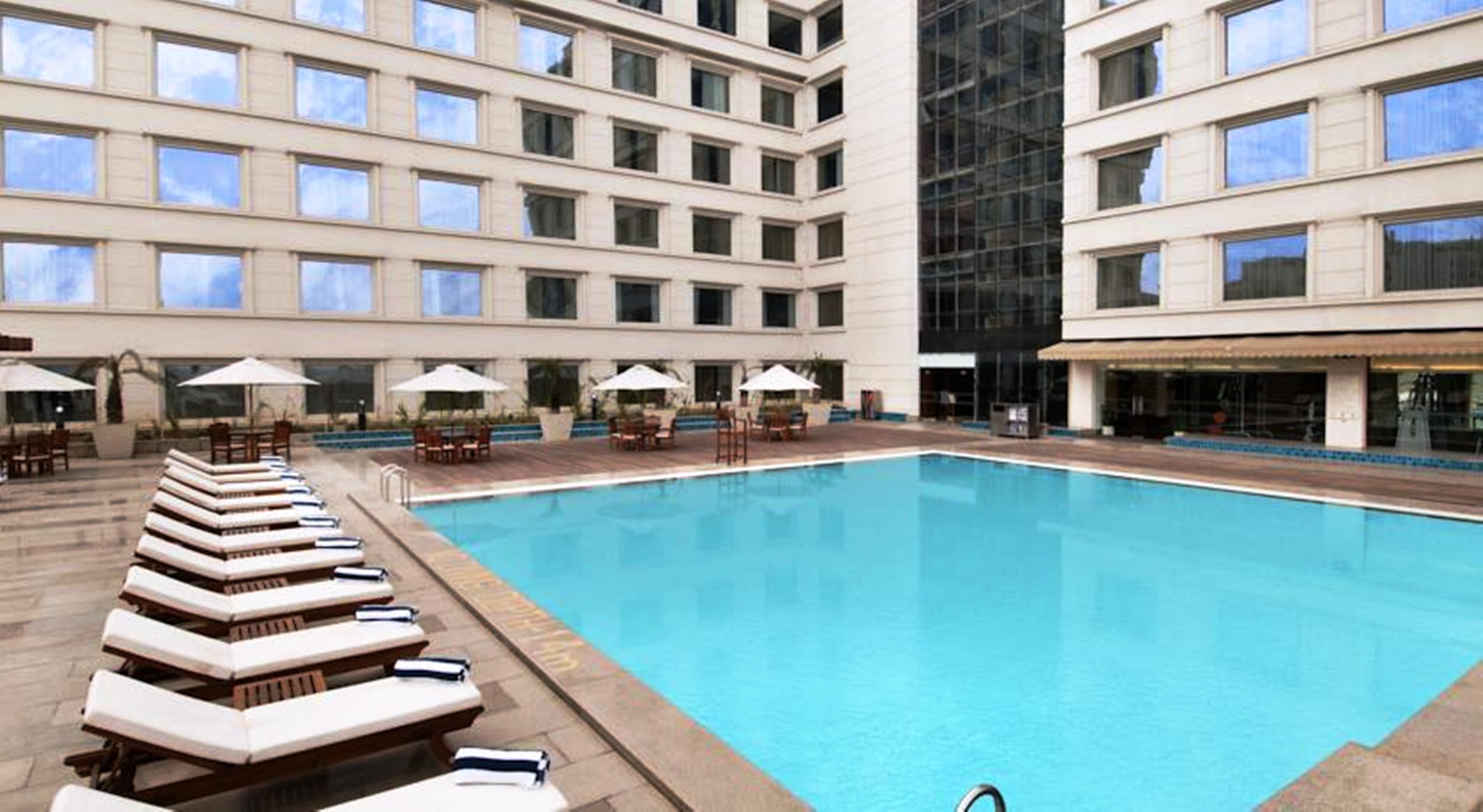 فندق بيكاديلي نيودلهي المظهر الخارجي الصورة The pool at the Taj Bengal