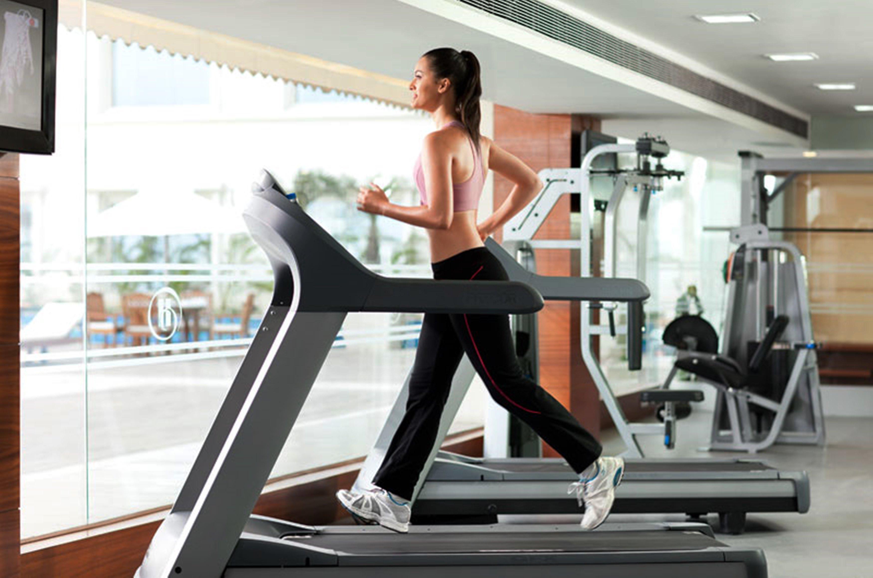 فندق بيكاديلي نيودلهي المظهر الخارجي الصورة A woman exercising on a treadmill